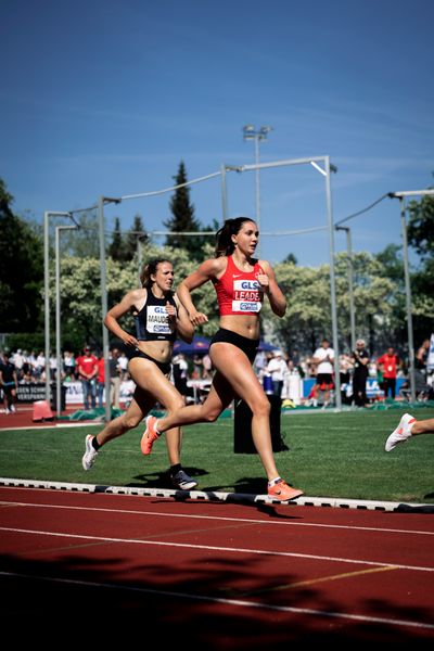 Sophie Weißenberg (TSV Bayer 04 Leverkusen) vor Hanne Maudens (BEL) ueber 800m am 08.05.2022 beim Stadtwerke Ratingen Mehrkampf-Meeting 2022 in Ratingen